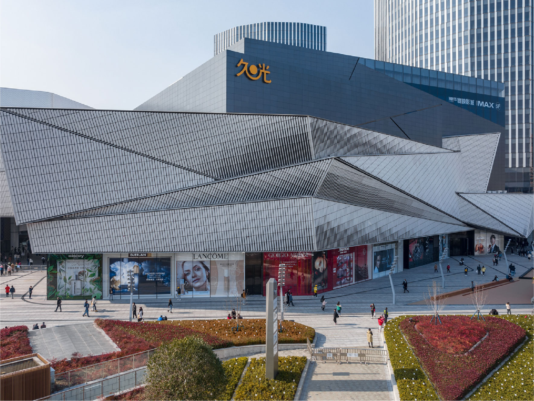 Jiu Guang Store’s dynamic aluminum façade showcases modern curtain wall systems in retail architecture.