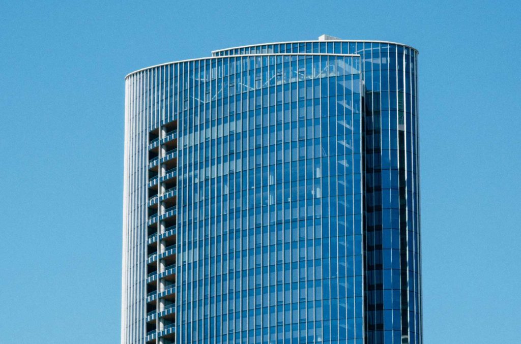 Residential facade using aluminum cladding systems and glass curtain wall for modern curtain wall design.
